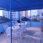 Propiedad horizontal de 4/4 y dos baños, balcón, en tercer piso, garage y terraza con vista al mar, Vedado - Img 45356707