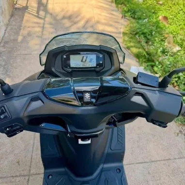 MOTO AUTOMÁTICA SUZUKI BURGMAN   ⚙️ CARACTERÍSTICAS  • Motor 4 Tiempos  • ⁠Automática • ⁠125 CC • ⁠Gasolina • ⁠Pizarra D - 3/4