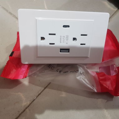 Tomacorriente con cargador para movil usb y puerto C llamar 78605934. - 4/4