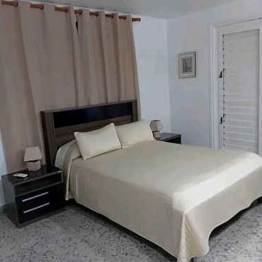 🏠 Apartamento de lujo en el Vedado. Casa con 2 habitaciones y piscina. Garage Disponible. Reservas: +5355284821 - Img 115972281