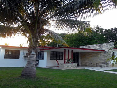 Renta lineal. Excelente casa en Atabey Playa, lista para empresarios, diplomáticos, etc…. Cuenta con tres habitaci - Img 63712760