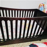 Cuna de bebé y su colchón de espuma - Img 45644098