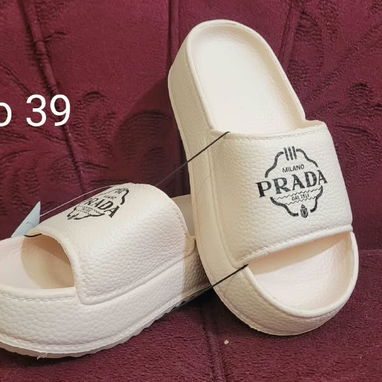 Chancletas disponibles. - 9/10