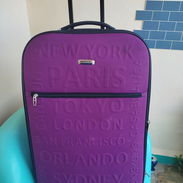 Gran rebaja se venden dos maletas a 20 dólares cada una - Img 57133535