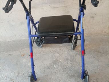 Se vende silla de ruedas especial y andador - Img 66502037