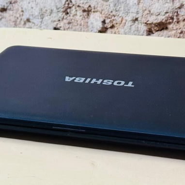 Laptop Toshiba con rendimiento ideal para estudiantes informáticos,algunos juegos y ver películas y series. - 5/5