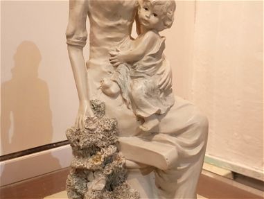 Figura de mujer con niño de 30cm de altura, obra moderna importada - Img main-image
