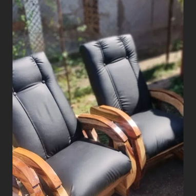 Sillones de madera capitoneados y tapizados - 5/8