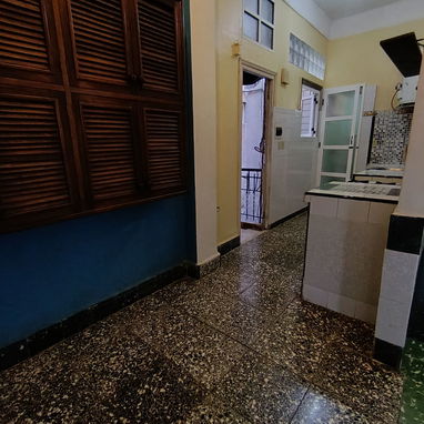 Se vende apto de 4/4 en el vedado con dos baños. - Img 119177663