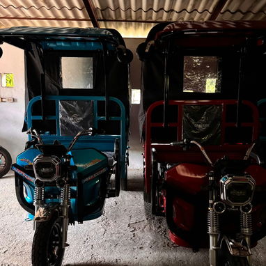 TRICICLO ELÉCTRICO CON TECHO - 7/8