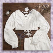 Blusa blanca corta con detalles de encaje - Img 56347978