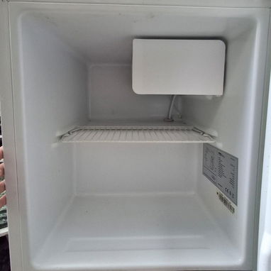 Nevera pequeña. 220v. Precio 90USD o al cambio en moneda nacional - Img 126382508