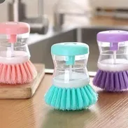 Cepillo de fuertes cerdas con espacio y botón para detergente - Img 54674004