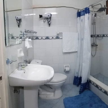 Rento apt supercéntrico de 2/4 en planta baja a 2 cuadras de 23 y Rampa.Vedado. - Img 103703510