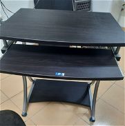 Mesa y silla giratoria para computadoras - Img 45711867