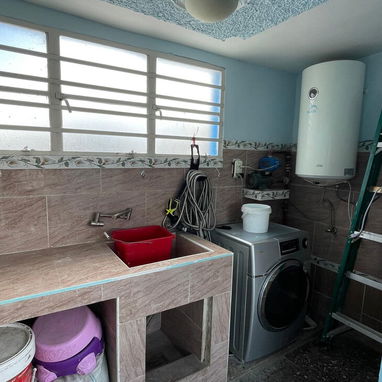 Se vende casa de 3 pisos en calzada luyanohecha completa nueva 58275096 ajustable con dinero en mano con cosas o vacía - Img 114857817