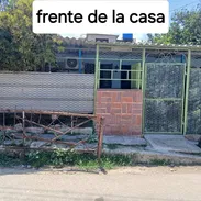 VENDO Casa independiente con patio grande en Los Pocitos, 423 m2 en total. Marianao. CASA Consta de: Portal grande - Img 56112504
