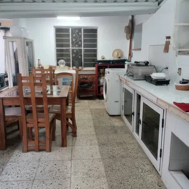 Casa independiente+apartamento en Santa Fe con garaje, patio y demás comodidades - 8/10