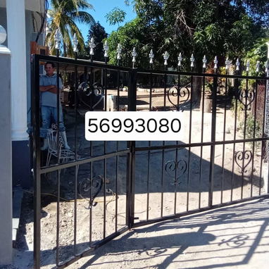 Se fabrican puertas, ventanas y rejas, pintadas con sus cristales y con su yale y trasporte incluido listas para poner - Img 122782221