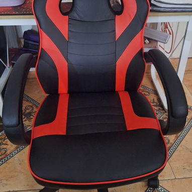 Mesa de computadora y silla ergon贸mica gamer como nueva. - Img 119965581