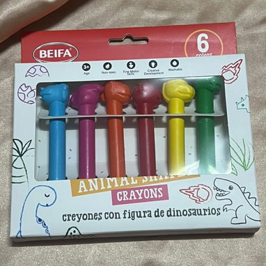 Lápices de colores, saca punta, tijeras escolares, crayolas de dinosaurios - Img 125881565