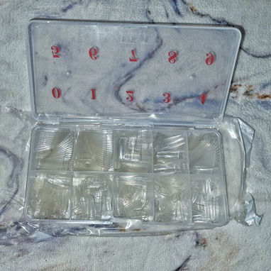 Caja de uñas y pegamento - Img 126083053