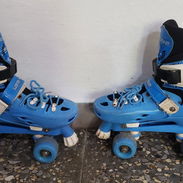 🛼SE VENDEN🛼 Patines de uso de 4 ruedas   Patines rosas🩷:Con todas sus protecciones: 50 usd  #33-36 aprox   Patines az - Img 58157994