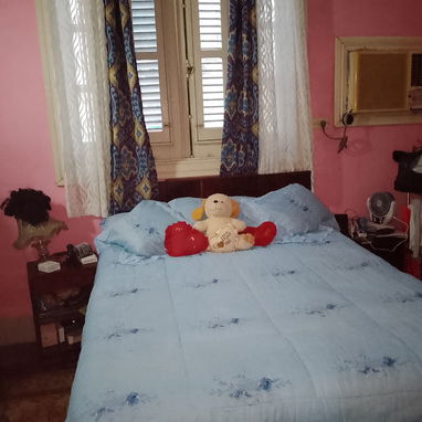 Casa colonial  biplanta en bajos con garaje en el Vedado - 6/9