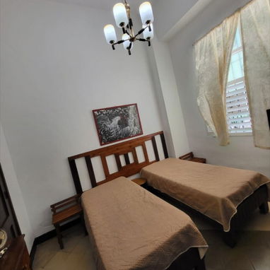 APARTAMENTO CENTRICO,totalnente enrejado y RENOVADO,TODO NUEVO y BUENO DENTRO, garaje colectivo,en EUROS me ajusto - Img 111130496