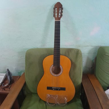Guitarra y las cuerdas - Img 124810670