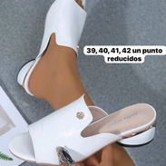 Zapatos elegantes de vestir de color blanco para ocasiones especiales o conjuntos casuales - Img 56698783