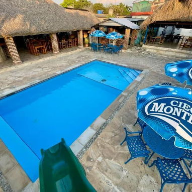 Piscina ubicada en boyeros $6 usd por persona renta mínima 25 máximo 70 - 2/4