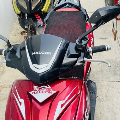 SE VENDE   MOTO ELÉCTRICA HALCÓN   ⚙️CARACTERÍSTICAS :  • 1000 Wats  • ⁠72 Volt  • ⁠BATERIA Litio de 55 Amp  • ⁠Autonomí - 3/3