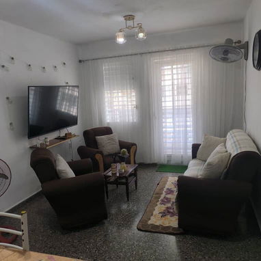 Se vende un apartamento en 4to piso en Alamar, zona 17. Calle Ancha. Habana del Este.  Consta de 2 cuartos (1 climatizad - 7/9
