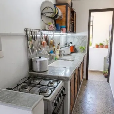 Vendo apartamento en la zona 10 de alamar x la guayabera,4to piso afectado,de 2 cuartos con todo adentro - 5/7