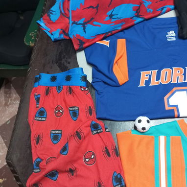 Ropa deportiva y de heroes infantiles de marca casi nueva - 2/3