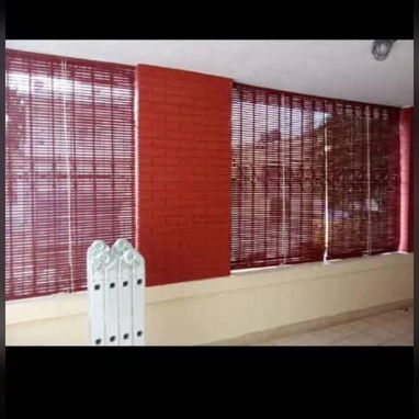 ¡Protege tu hogar del sol con estilo! Vendo cortinas de madera sólida, perfectas para controlar la luz y el calor. Ideal - 2/8