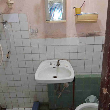 *110🏡Apto en venta en La Habana Vieja en un 3er piso en interior*  ⚠️*OJOOOOO* *ES ZONA SOTERRADA Y SE DEJA CON COSITAS - Img 122990362