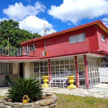 Vendo Linda Casa de construcción capitalista + Apartamento. Frente a calle. Placa libre. Residencial Aldabó. Boyeros. - 2/10