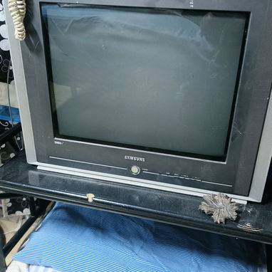 Televisor con cajita HD en muy buen estado,para mas información por WhatsApp o llamar. - 4/7