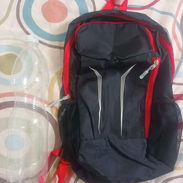 Se vende mochila nueva, color negro y rojo. Es pequeña - Img 57480144