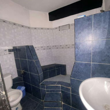 Casona exclusiva y grande de 4/4,garage en la ave Santa Catalina cerro la Word zona residencial en 42 mil con todo - Img 126009323
