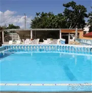 Ubicada a 5 cuadras de la playa. Hermosa casa de 6 habitaciones con piscina grande , para 20 personas . WhatsApp 5814266 - Img 46053543