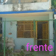 Casa🏠d dos plantas, es puerta a calle, en la planta de abajo consta de portal cercado, sala amplia, comedor, cocina etc - Img 56723637