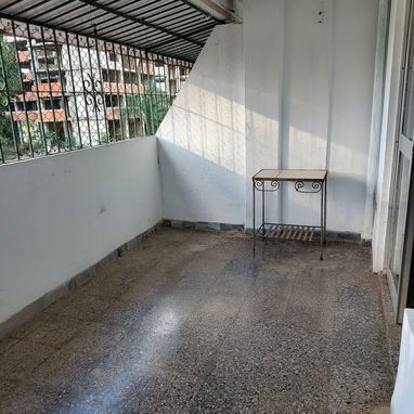 Vendo apto grande, primer piso, un cuarto, agua caliente, wifi, edificio no micro con elevador, buena construcción - Img 119477509