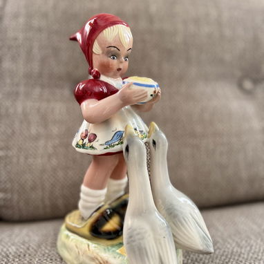 Porcelana . Lampara , tazas de café y revistero de caoba - Img 122958435