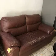 Sofá de dos plazas y butacas originales solo requieren tapicería - Img 56374193