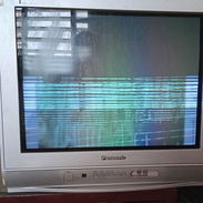 Vendo televisor Panasonic 21", pantalla plana, solo tiene problemas en el vertical. Tiene su mando - Img 57798539