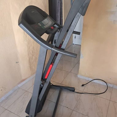 Vendo caminadora eléctrica de uso pero en perfecto estado. En 550 usd - Img 121049742