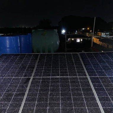 Sistema Solar de 12 kilo NEXSTAR Inversor de 12 NEXSTAR 110 y 220 volt híbrido Batería de 51 volt x 300amperes 15kilo - Img 123688184